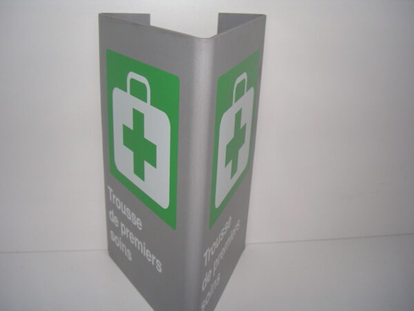 Enseigne en plastique de Premiers Soins en forme de V (6 pouces x 8 pouces)
